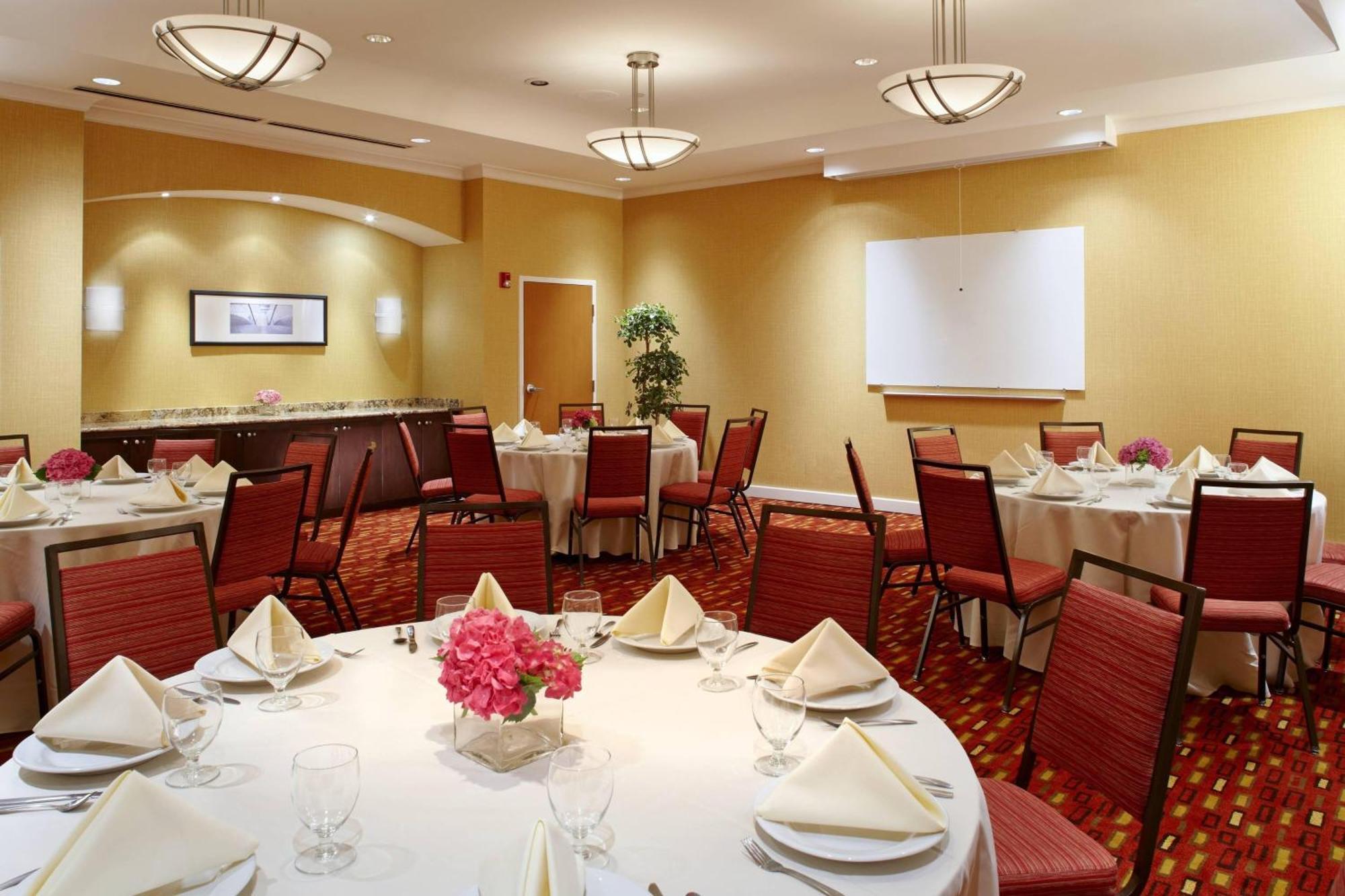 Courtyard By Marriott Pittsburgh West Homestead Waterfront Bagian luar foto
